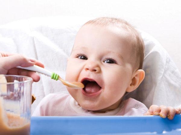 A gyermek etetése a mesterséges táplálásban: a folyamat jellemzői