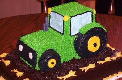 A gyermek számára egy tortát készítünk egy traktorral