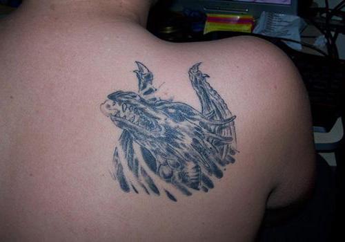 sárkány tetoválás a vállán