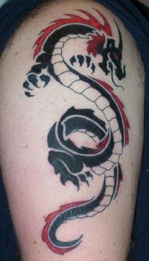 A bátorság szimbóluma a vállon lévő férfi tetoválás