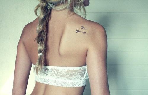 Tetoválás lányoknak a scapulán: válasszon egy mintát