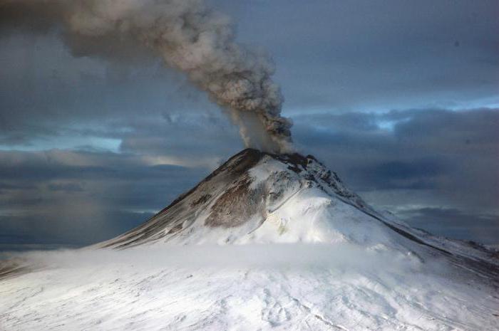 Mi a vulkánkitörés? Mi jön ki a vulkánból a kitörés idején?
