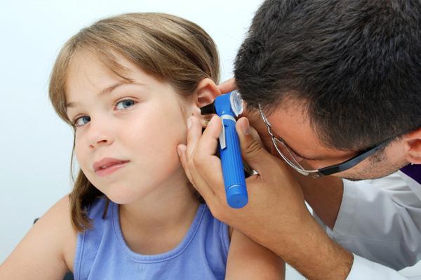 A gyermeknek fülfájása van. Mit tegyek? Hogyan kell kezelni?